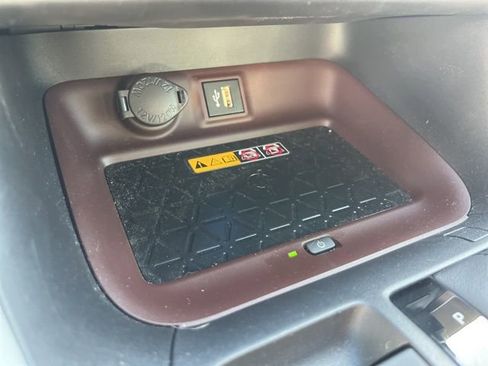 Used 2025 Toyota RAV4 Limited image 24