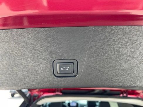 Used 2021 Chevrolet Traverse Premier FWD image 42