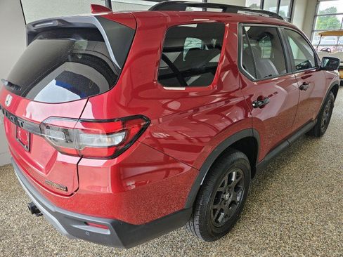 Used 2025 Honda Pilot TrailSport image 2