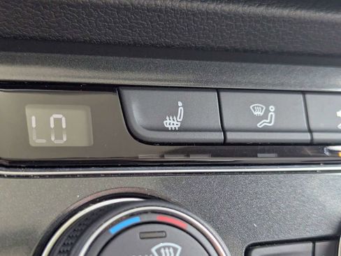 Used 2018 Volkswagen Tiguan SE w/ Panoramic Sunroof Package image 25