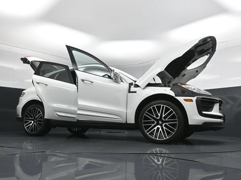 Certified 2025 Porsche Macan AWD/4WD image 34