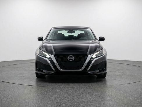 Used 2025 Nissan Altima 2.5 SV image 2