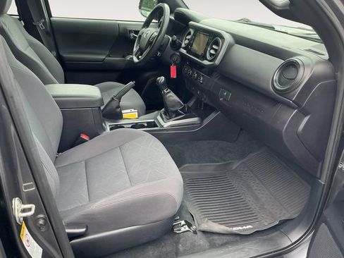 Used 2017 Toyota Tacoma TRD Off-Road w/ Tow Package AWD/4WD image 15