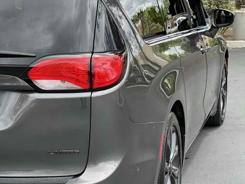Used 2019 Chrysler Pacifica Limited w/ Advanced Safetytec Group FWD image 57
