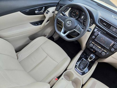 Used 2019 Nissan Rogue SL w/ Premium Package FWD image 17