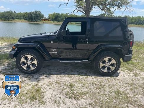 Used 2017 Jeep Wrangler Sahara w/ Connectivity Group AWD/4WD image 2