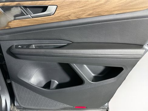 Used 2024 Volkswagen Atlas SE image 31