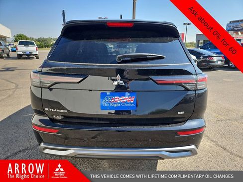 New 2025 Mitsubishi Outlander SE image 11