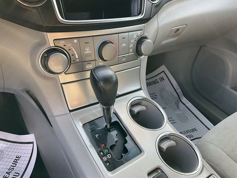 Used 2013 Toyota Highlander Plus AWD/4WD image 34