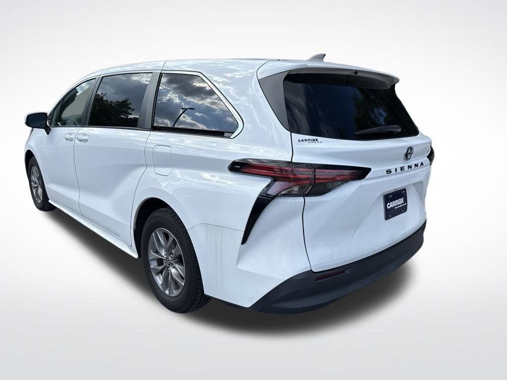 Used 2022 Toyota Sienna LE FWD image 4