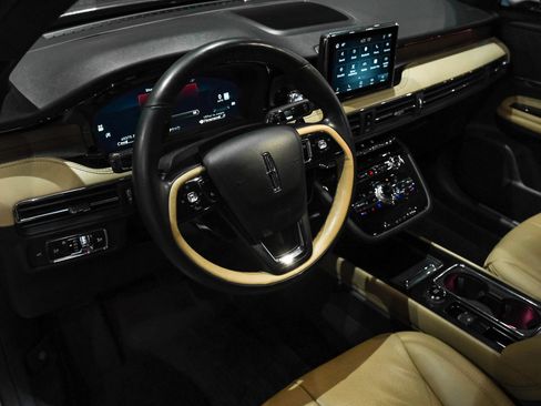 Used 2022 Lincoln Corsair Reserve w/ Elements Package FWD image 3
