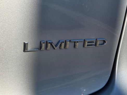 Used 2024 Chrysler Pacifica Limited FWD image 19