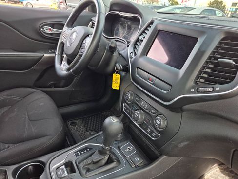 Used 2019 Jeep Cherokee Latitude w/ Cold Weather Group AWD/4WD image 15