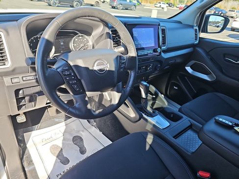 Used 2024 Nissan Frontier SV w/ SV Convenience Package image 17