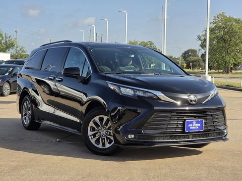 Used 2026 Toyota Sienna XLE FWD image 2