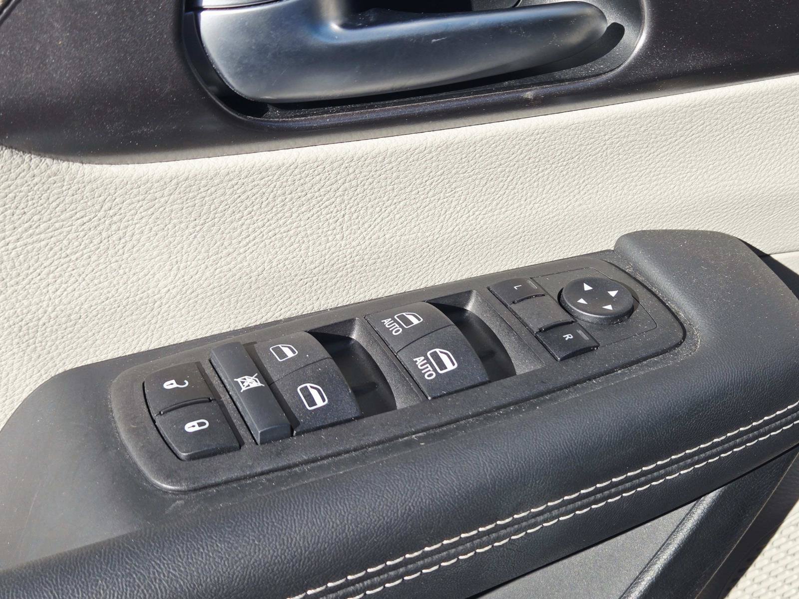 Used 2024 Chrysler Pacifica Touring-L FWD image 40