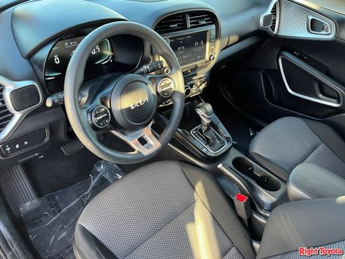 Used 2025 Kia Soul LX w/ LX Technology Package FWD image 19