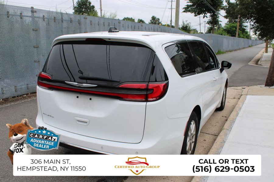 Used 2025 Chrysler Pacifica Select FWD image 5