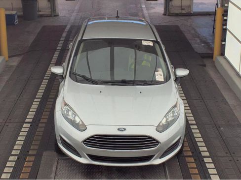 Used 2015 Ford Fiesta SE image 2