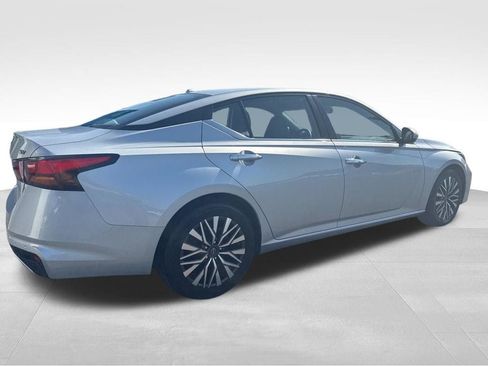 Used 2023 Nissan Altima 2.5 SV FWD image 11