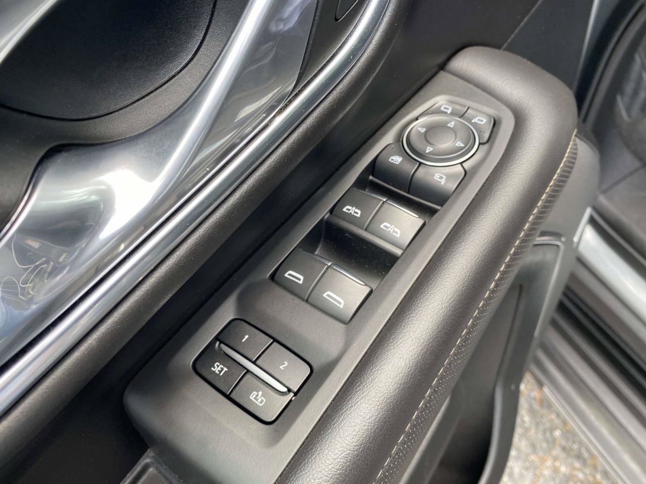 Used 2024 Chevrolet Suburban Premier RWD image 22