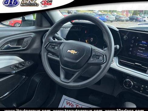 Used 2025 Chevrolet Trax LT FWD image 18