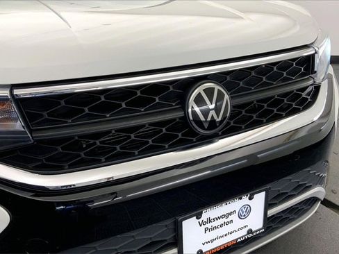 Certified 2022 Volkswagen Taos SE w/ Panoramic Sunroof Package image 26