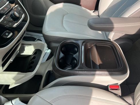Used 2021 Chrysler Voyager Lxi image 18
