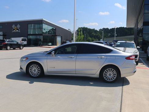 Used 2016 Ford Fusion SE image 2