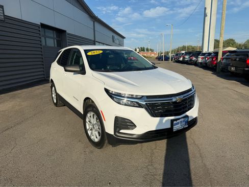 Used 2022 Chevrolet Equinox LS w/ LS Convenience Package image 2