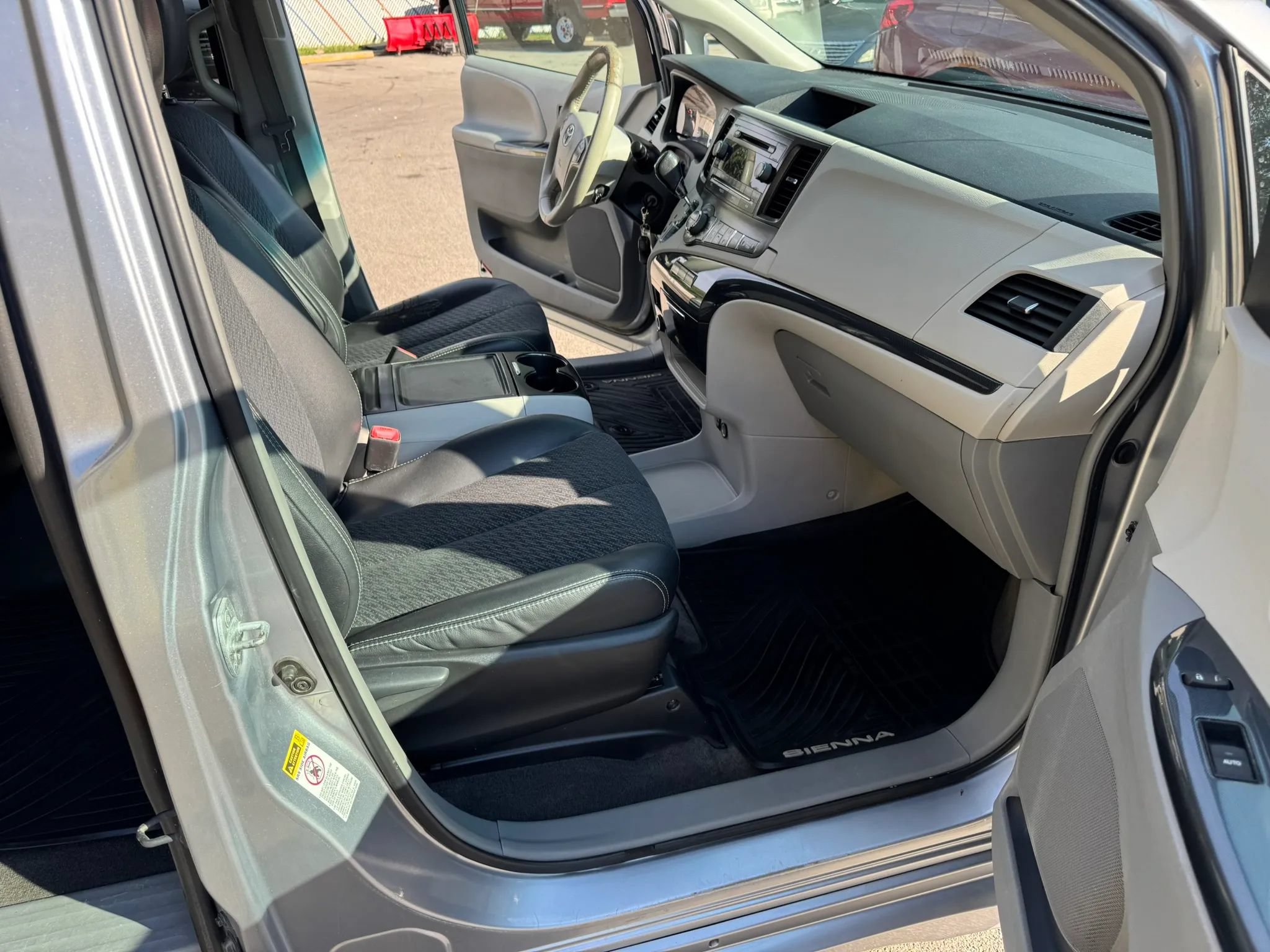 Used 2013 Toyota Sienna SE FWD image 23