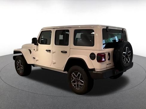 Used 2025 Jeep Wrangler Unlimited Sahara AWD/4WD image 8