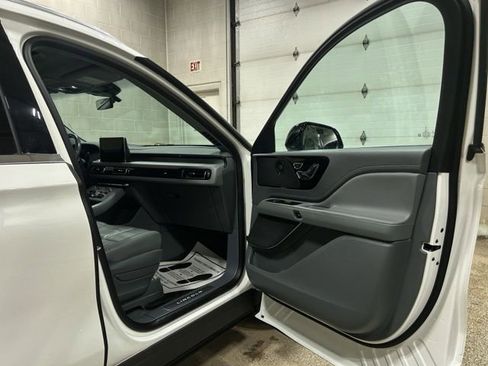 Used 2021 Lincoln Aviator Reserve w/ Elements Package Plus AWD/4WD image 19