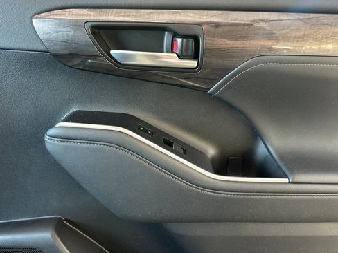 Used 2024 Toyota Highlander Limited image 21