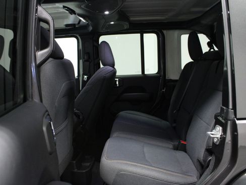 Used 2025 Jeep Wrangler Sahara image 13