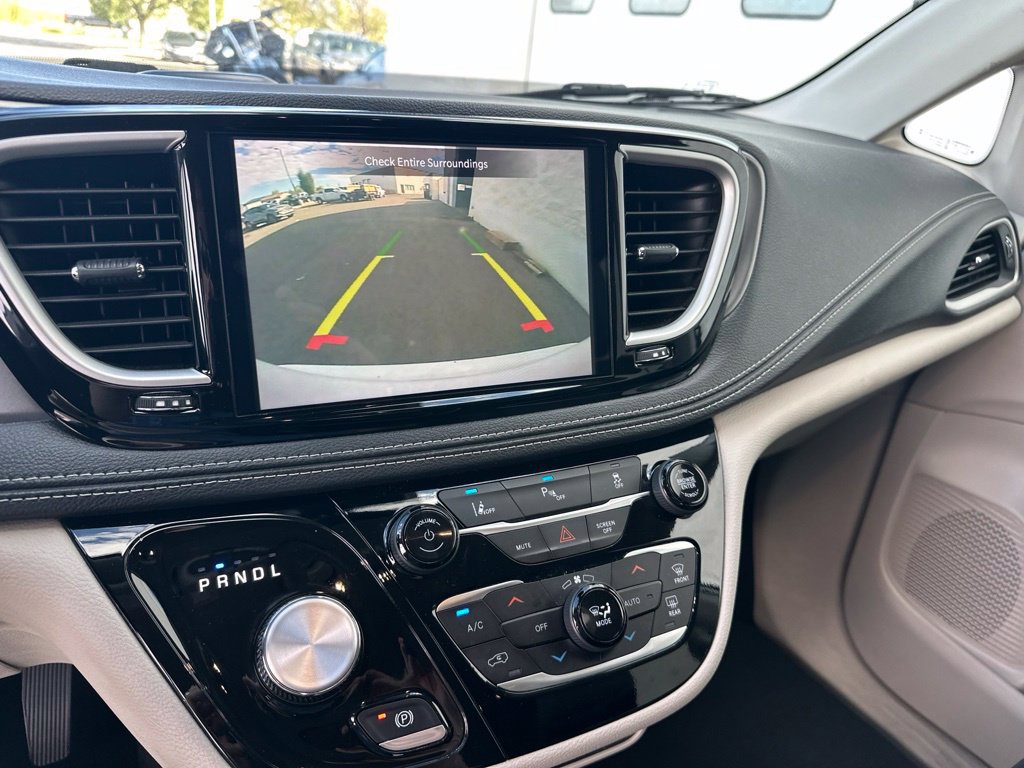 Used 2024 Chrysler Pacifica Limited FWD image 14