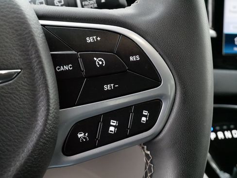 Used 2023 Chrysler Pacifica Touring-L image 25