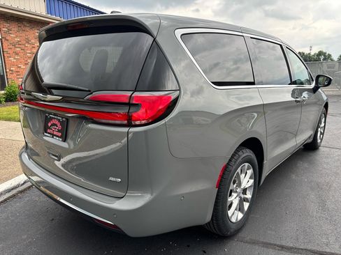 Used 2023 Chrysler Pacifica Touring-L AWD/4WD image 3