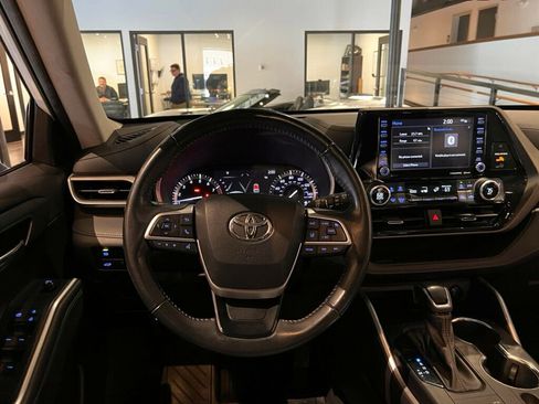 Used 2022 Toyota Highlander XLE image 17