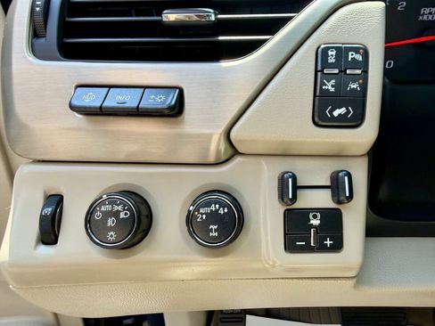 Used 2019 GMC Yukon XL Denali w/ Denali Ultimate Package AWD/4WD image 18