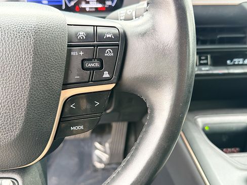 Used 2023 Toyota Crown Limited image 35