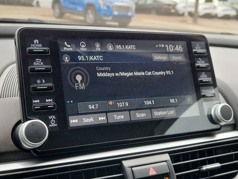 Used 2018 Honda Accord Touring image 21