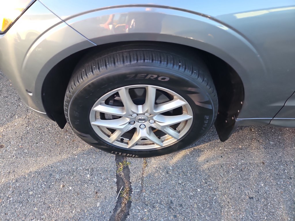 Used 2019 Volvo XC60 T5 Momentum w/ Multimedia Package AWD/4WD image 3