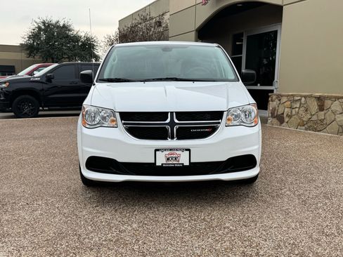Used 2018 Dodge Grand Caravan SE w/ UConnect Hands-Free Group image 5