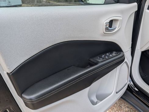 Used 2019 Jeep Compass Latitude FWD image 14