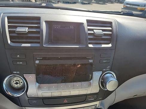 Used 2012 Toyota Highlander 4WD w/ Tech Pkg image 19