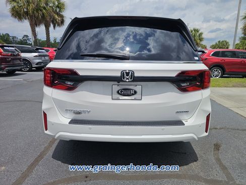 New 2026 Honda Odyssey Touring image 4