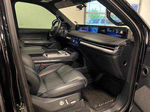 Used 2025 Lincoln Navigator L Reserve w/ Jet Appearance Package AWD/4WD image 46