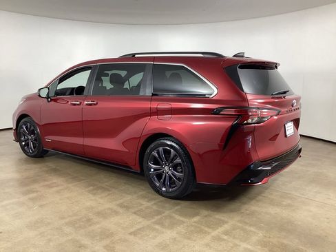 Used 2021 Toyota Sienna XSE FWD image 7