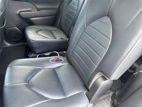Used 2020 Toyota Highlander XLE FWD image 33